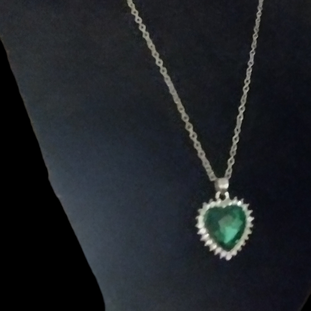 Nwt adorable emerald green heart diamond accent necklace